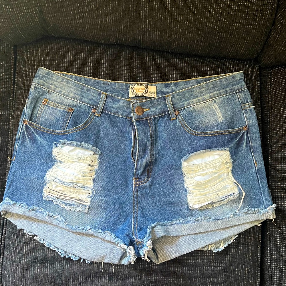 Boohoo distressed denim shorts size 16